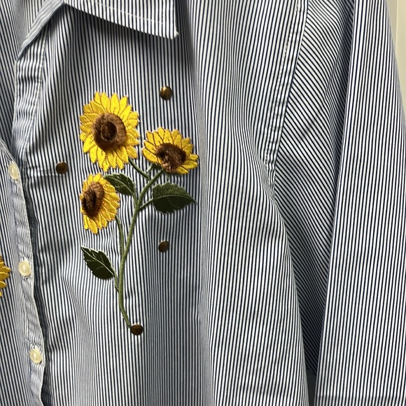 Get Lucky Embroidered Sunflower tank and blouse L - Picture 6 of 8